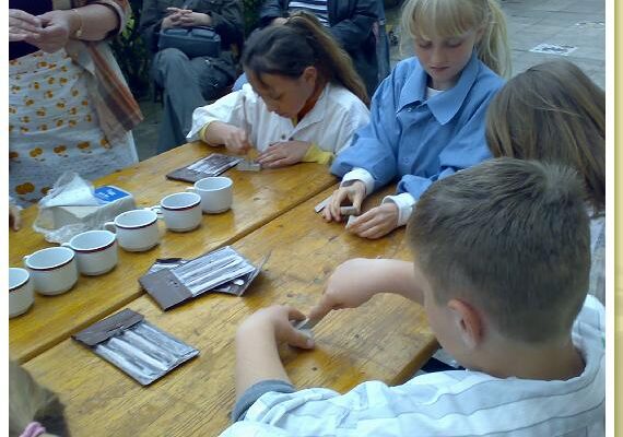 5_mai_2008_projekttag_vom-korn-zum-brot_lehm-ton-20