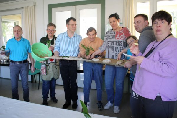 Osterbrot backen mit den Bewohnern der Lebensgemeinschaft Elstertal der Volkssolidarität