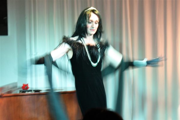 Stephan Gogolka als Frau Prof. Mario Kallas -8