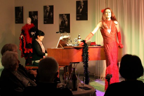 Stephan Gogolka als Frau Prof. Mario Kallas -3