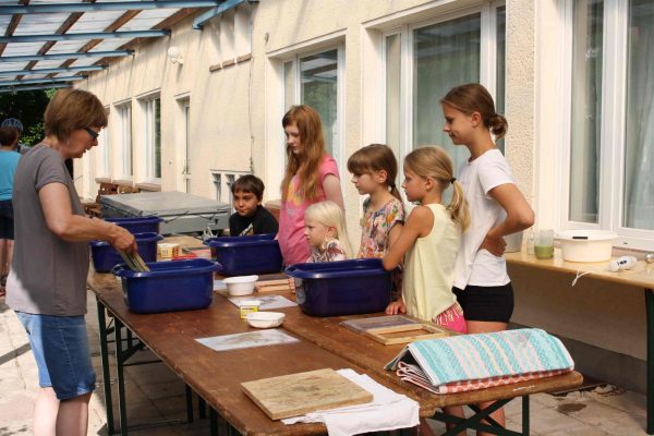 2022-07-20 Ferienpass Papier schöpfen 04